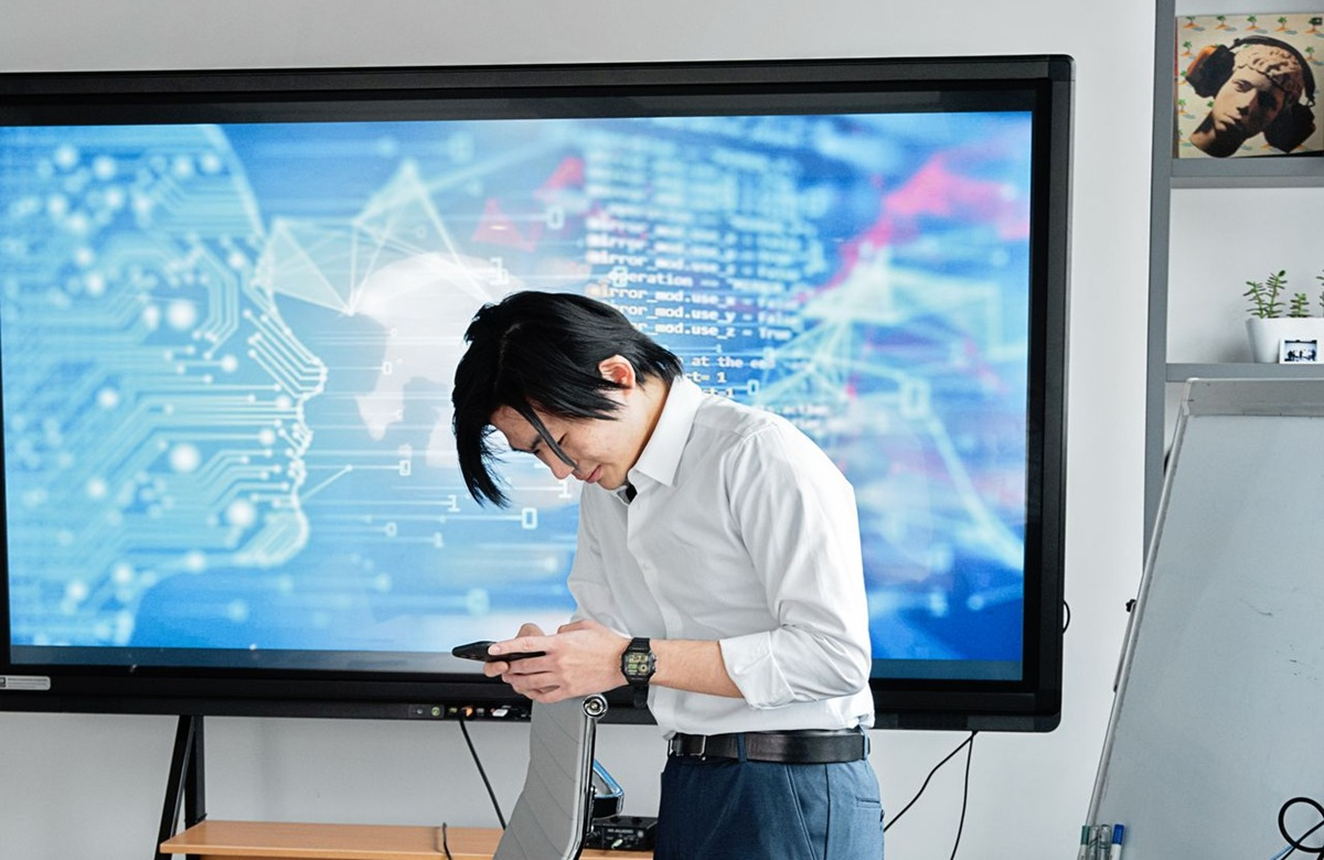 Can AI Predict the Economy Better Than Humans