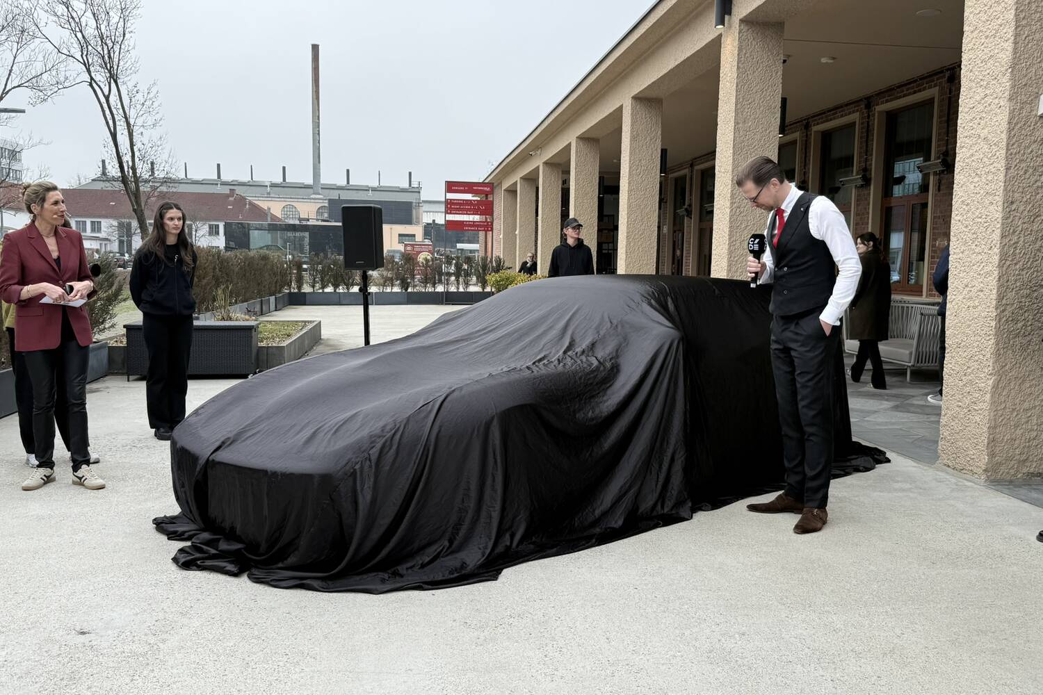 Statement vehicles enhancing modern event design
